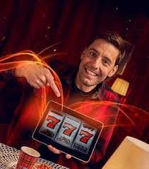 Pengguna mobile membaca Permainan Hi-Lo